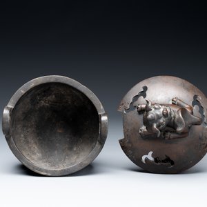 A fine Chinese bronze censer and cover with a Buddhist lion, 'ding 鼎', Xuande Mark, Ming — foto 6