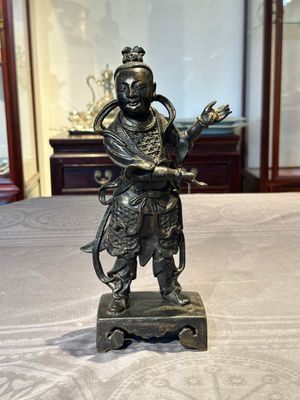 A fine Chinese bronze figure of a divinity, Ming — 照片 1