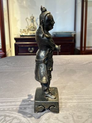 A fine Chinese bronze figure of a divinity, Ming — 照片 3