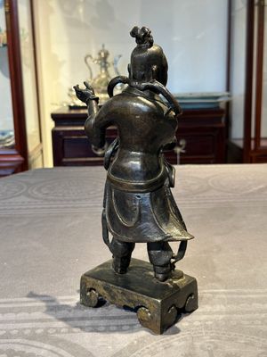 A fine Chinese bronze figure of a divinity, Ming — 照片 4
