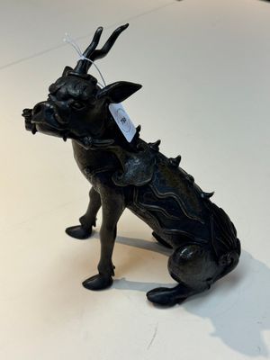 A fine Chinese bronze incense holder in the form of a qilin, Ming — 照片 1