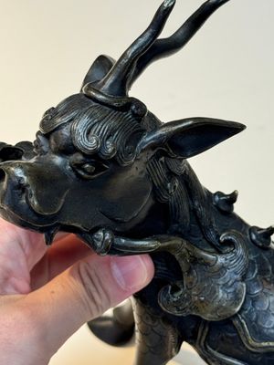 A fine Chinese bronze incense holder in the form of a qilin, Ming — 照片 22
