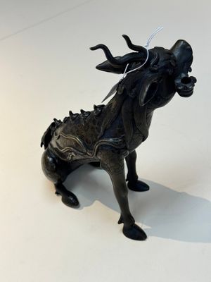 A fine Chinese bronze incense holder in the form of a qilin, Ming — 照片 3