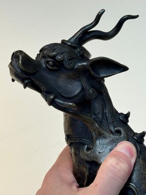 A fine Chinese bronze incense holder in the form of a qilin, Ming — 照片 5