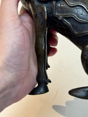 A fine Chinese bronze incense holder in the form of a qilin, Ming — 照片 7