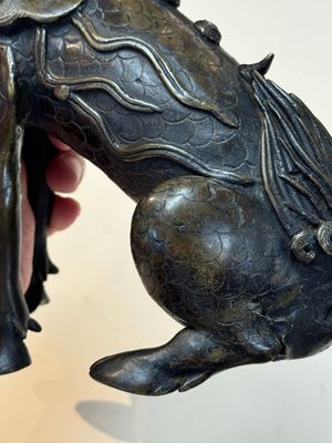 A fine Chinese bronze incense holder in the form of a qilin, Ming — 照片 8