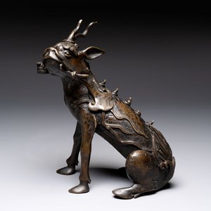 A fine Chinese bronze incense holder in the form of a qilin, Ming — 照片 1