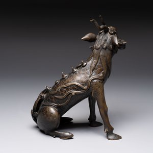 A fine Chinese bronze incense holder in the form of a qilin, Ming — 照片 3