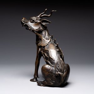 A fine Chinese bronze incense holder in the form of a qilin, Ming — 照片 7