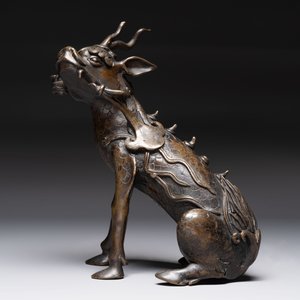 A fine Chinese bronze incense holder in the form of a qilin, Ming — 照片 9