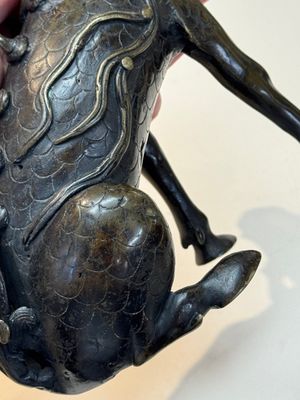 A fine Chinese bronze incense holder in the form of a qilin, Ming — foto 12