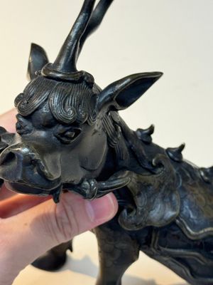 A fine Chinese bronze incense holder in the form of a qilin, Ming — foto 21