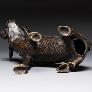 A fine Chinese bronze incense holder in the form of a qilin, Ming — foto 12