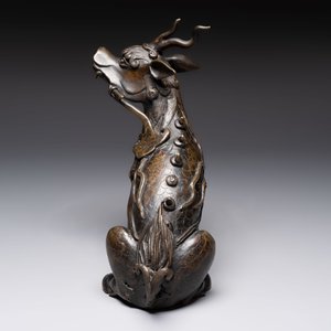 A fine Chinese bronze incense holder in the form of a qilin, Ming — foto 2