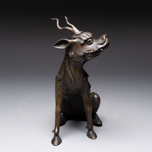 A fine Chinese bronze incense holder in the form of a qilin, Ming — foto 4