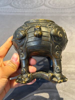 A fine Chinese bronze luduan-form censer and cover, Ming — foto 13