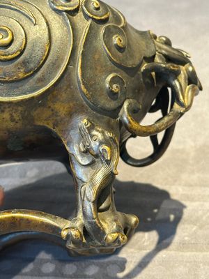 A fine Chinese bronze luduan-form censer and cover, Ming — foto 16