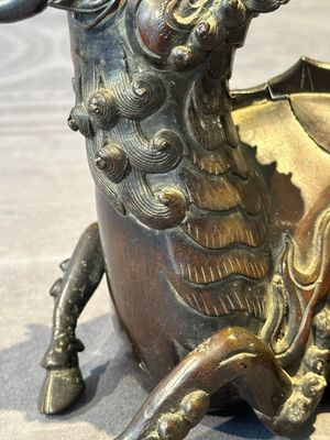 A fine Chinese bronze 'qilin' censer and cover, Ming — photo 6