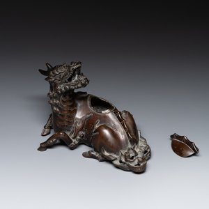 A fine Chinese bronze 'qilin' censer and cover, Ming — photo 2