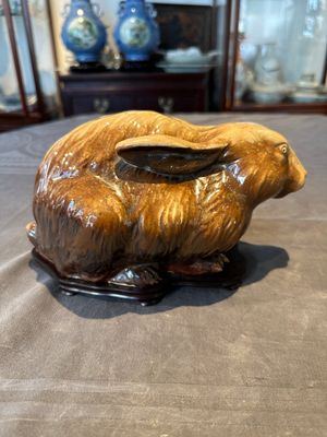 A fine Chinese cafe-au-lait glazed hare on wooden stand, Tian 天 mark, Qing — photo 1