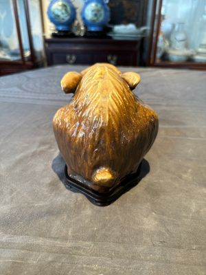 A fine Chinese cafe-au-lait glazed hare on wooden stand, Tian 天 mark, Qing — photo 2