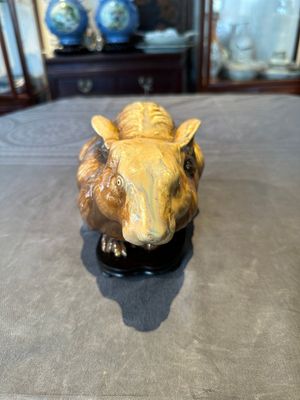 A fine Chinese cafe-au-lait glazed hare on wooden stand, Tian 天 mark, Qing — photo 4