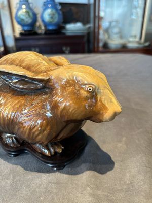 A fine Chinese cafe-au-lait glazed hare on wooden stand, Tian 天 mark, Qing — photo 5