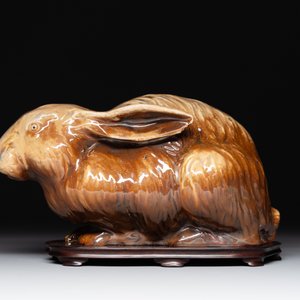 A fine Chinese cafe-au-lait glazed hare on wooden stand, Tian 天 mark, Qing — photo 3