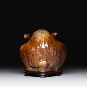 A fine Chinese cafe-au-lait glazed hare on wooden stand, Tian 天 mark, Qing — photo 4