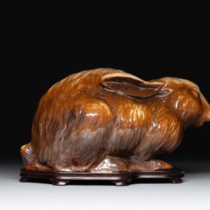 A fine Chinese cafe-au-lait glazed hare on wooden stand, Tian 天 mark, Qing — photo 5