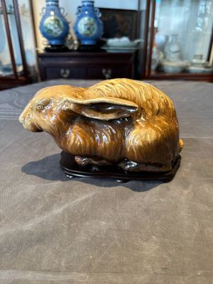 A fine Chinese cafe-au-lait glazed hare on wooden stand, Tian 天 mark, Qing — 照片 3