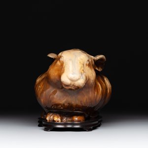 A fine Chinese cafe-au-lait glazed hare on wooden stand, Tian 天 mark, Qing — 照片 2
