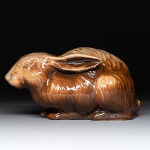 A fine Chinese cafe-au-lait glazed hare on wooden stand, Tian 天 mark, Qing — 照片 7