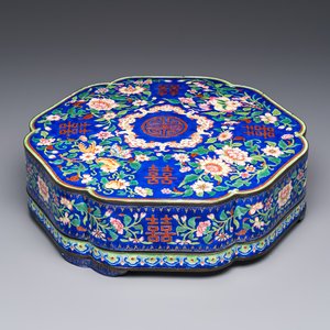 A fine Chinese Canton enamel blue-ground 'Double Happiness 囍' box and cover, Qianlong — photo 1