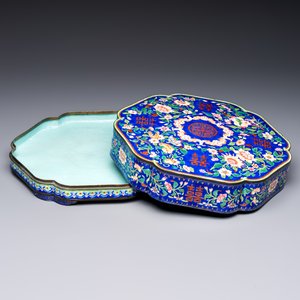 A fine Chinese Canton enamel blue-ground 'Double Happiness 囍' box and cover, Qianlong — photo 2