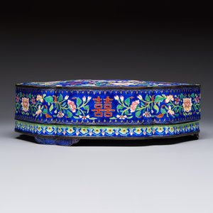 A fine Chinese Canton enamel blue-ground 'Double Happiness 囍' box and cover, Qianlong — photo 3
