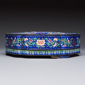 A fine Chinese Canton enamel blue-ground 'Double Happiness 囍' box and cover, Qianlong — photo 4