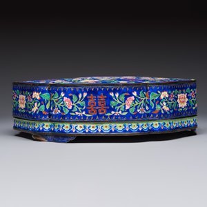A fine Chinese Canton enamel blue-ground 'Double Happiness 囍' box and cover, Qianlong — photo 5