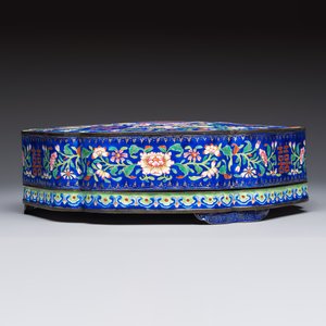 A fine Chinese Canton enamel blue-ground 'Double Happiness 囍' box and cover, Qianlong — photo 6