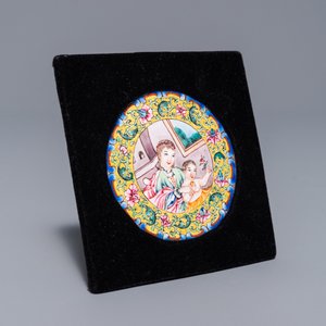 A fine Chinese Canton enamel 'Europeans' medallion, Qianlong — photo 3