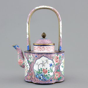 A fine Chinese Canton enamel teapot, Qianlong, 18th C. — foto 1