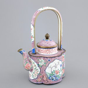 A fine Chinese Canton enamel teapot, Qianlong, 18th C. — foto 2