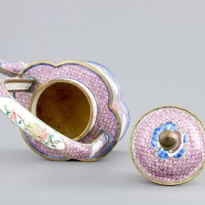 A fine Chinese Canton enamel teapot, Qianlong, 18th C. — foto 7