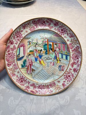 A fine Chinese Canton famille rose dish with puce-enamelled rim, 19th C. — photo 1