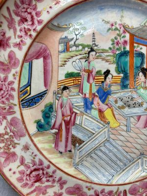 A fine Chinese Canton famille rose dish with puce-enamelled rim, 19th C. — photo 2