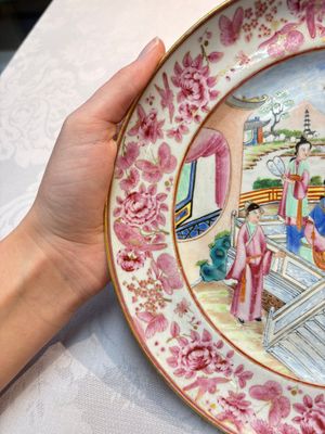 A fine Chinese Canton famille rose dish with puce-enamelled rim, 19th C. — photo 3