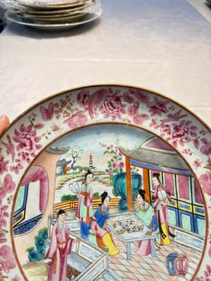 A fine Chinese Canton famille rose dish with puce-enamelled rim, 19th C. — photo 4