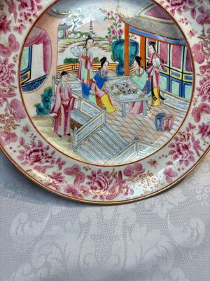 A fine Chinese Canton famille rose dish with puce-enamelled rim, 19th C. — photo 5