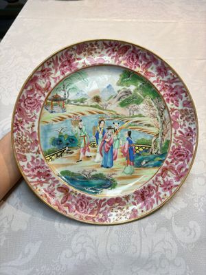 A fine Chinese Canton famille rose dish with puce-enamelled rim, 19th C. — 照片 1
