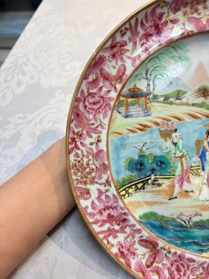 A fine Chinese Canton famille rose dish with puce-enamelled rim, 19th C. — 照片 5